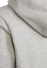 Sudadera gris, hecha de suave tela de algodón, con capucha ajustable y costuras visibles, con una textura suave y un corte relajado.