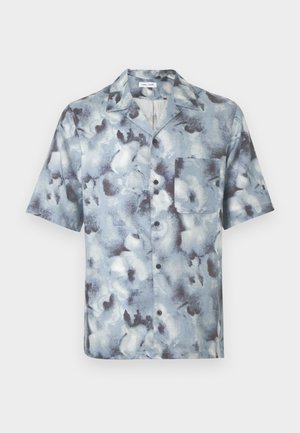 Camisa de manga curta com botões, colarinho aberto e bolso no peito, em padrão azul-acinzentado abstrato de nuvens.