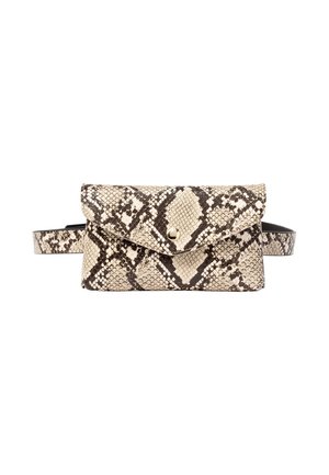 Sac banane avec motif peau de serpent beige et noir, rabat enveloppe et fermeture par bouton doré, présenté sur fond blanc.