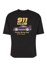 Μαύρο T-shirt με κίτρινο κείμενο "911 CLUB", ένα μοβ γραφικό αγωνιστικού αυτοκινήτου και το κείμενο "Sunday Racing Club Motor Oil Company" στην πλάτη.