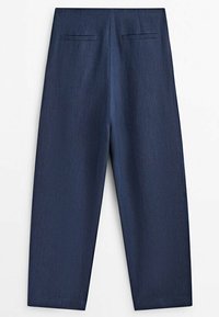 Pantalon bleu marine droit avec deux poches passepoilées à l’arrière et taille haute, présenté sur fond blanc.