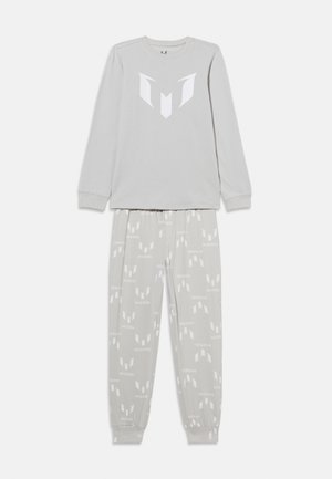 Haut à manches longues gris clair et pantalon assorti avec des logos Messi blancs imprimés sur le devant et partout sur le pantalon.