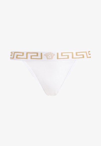 Culotte de bikini blanche avec une ceinture à motif doré présentant un design de clé grecque et l'emblème Méduse de Versace au centre.