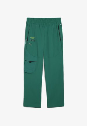 Grønne bukser lavet af letvægtsstof med elastisk talje, udstyret med sidelommer med lynlås, en cargo-lomme og broderede logo detaljer.