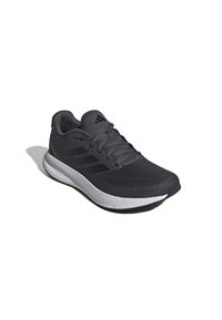 Zapatilla deportiva negra con parte superior de malla, acentos grises, tela texturizada y una mediasuela blanca con un diseño acolchado para mayor comodidad.
