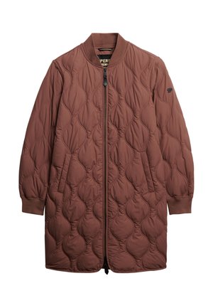 Manteau matelassé marron au design de bombardier, avec des poignets côtelés, une fermeture éclair à l'avant et des poches latérales. Motif texturé avec des contours arrondis.