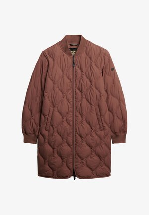 Abrigo de acolchado marrón con diseño de bomber, puños acanalados, cremallera frontal y bolsillos laterales. Patrón texturizado con contornos redondeados.