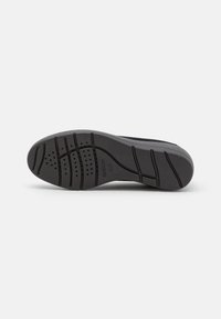 Geox Kotníkové boty na klínu - black