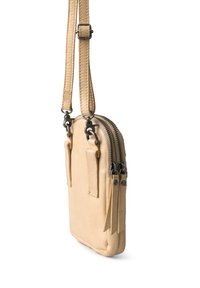 Kožená crossbody taška v svetlej béžovej farbe, s dvojitými zipsami, nastaviteľným popruhom a dvomi bočnými vreckami. Hladký povrch s minimálnym šitím.