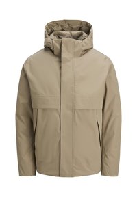 Beige wasserdichte Jacke mit Kapuze, ausgestattet mit einem Reißverschluss vorne, großen Klappentaschen und einem minimalistischen Design. Glatte Textur und moderner Schnitt.