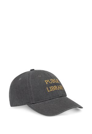 Cappellino grigio con visiera curva, caratterizzato dalla scritta "PUBLIC LIBRARY" ricamata in giallo sulla parte anteriore. Sei fori di ventilazione sulla cima.