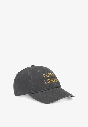Casquette grise à visière courbée, avec l'inscription « PUBLIC LIBRARY » brodée en jaune sur le devant. Six trous de ventilation sur le dessus.