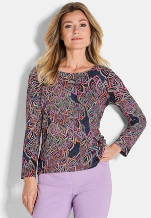 Langarmtop in donkere stof met een kleurrijk bladpatroon en accenten in roze, blauw en groen. Zachte textuur en ronde halslijn.