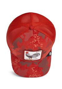 Casquette trucker avec motif camouflage rouge, dotée d'un dos en mesh et d'un patch avant affichant un coq noir avec le mot "COCK".