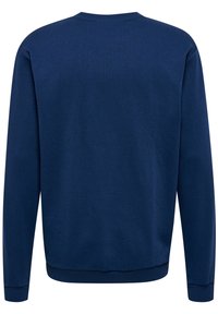 Mörkblå sweatshirt med textilstruktur, rund hals och ribbade muddar och fåll. Enkel, enfärgad utan synliga mönster eller dekorationer.