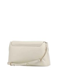 Beige leren handtas met een gestructureerde vorm, voorzien van een kettingaccent aan de riem en een gladde textuur. Minimalistisch ontwerp met een bovensluiting.