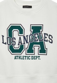 Felpa bianca con colletto a girocollo, caratterizzata da testo grafico verde e blu scuro: "LOS ANGELES CA ATHLETIC DEPT." sul davanti. Tessuto morbido.