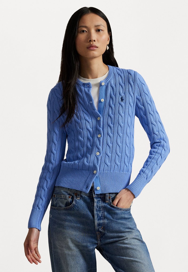 Cardigan en maille torsadée bleu clair avec devant à boutons et poignets côtelés. Présente un petit logo brodé sur la poitrine et une coupe ajustée à la taille.