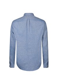 Camisa de manga larga azul, fabricada en algodón, con un acabado ligeramente texturizado, detalle de pliegue en la espalda, dobladillo redondeado, y puños con botones blancos.