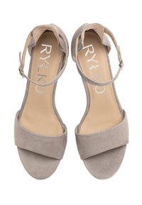 Szare zamszowe sandały z otwartym palcami, z szerokim paskiem na przodzie oraz regulowanym paskiem na kostce, charakteryzujące się płaską podeszwą i miękką fakturą.