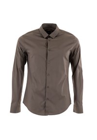 Camisa marrón de manga larga con un diseño de botones, que presenta un collar clásico y un sutil logo en el pecho. Tela de textura suave, corte ajustado.