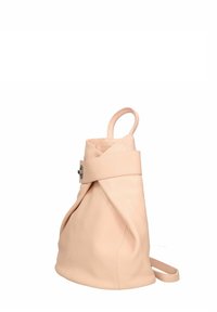 Persikofärgad läderväska med en mjuk, samlad design, försedd med ett kurvad handtag och ett spännrem. Slät textur med en minimalistisk look.