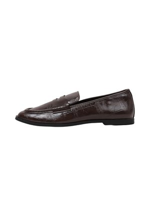 Mocasín de cuero marrón oscuro con un acabado texturizado, suela plana negra y una correa en la parte superior del zapato.