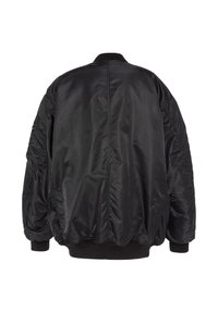 Giubbotto bomber nero, materiale nylon, vestibilità ampia, polsini e orlo a coste, spalle imbottite, superficie liscia, senza chiusure visibili o decorazioni.
