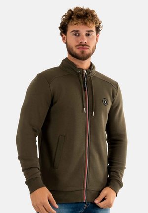 Olijfgroene ritsvest met hoge kraag, voorzakken en een contrasterende rits. Voorzien van ribgebreide boorden en een logo op de borst.