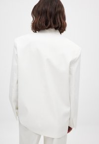 NA-KD OVERLAP - Blazer - white