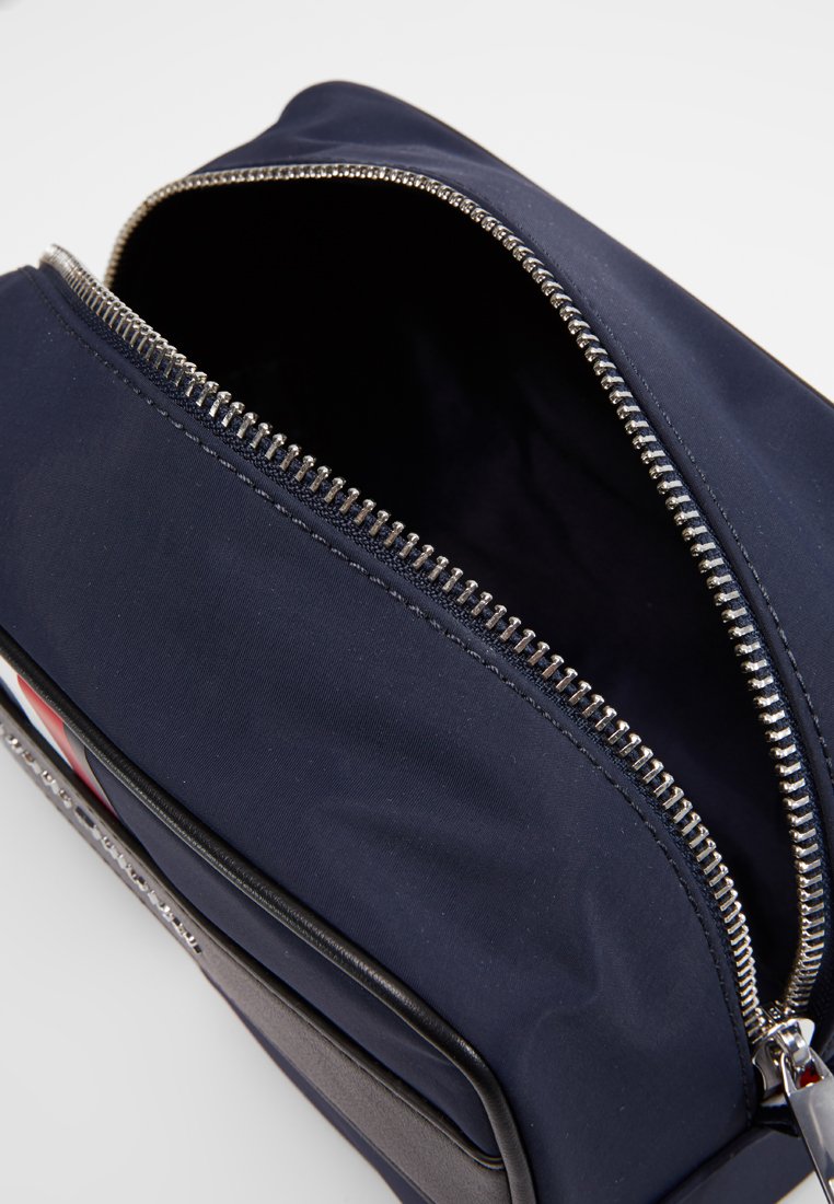 tommy hilfiger elevated washbag
