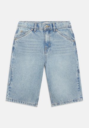 Jasnoniebieskie szorty dżinsowe z przednim guzikiem, szlufkami na pasek i bocznymi kieszeniami, prezentowane na białym tle.
