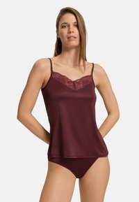 Bordowa koszulka na cienkich ramiączkach z koronkowym wykończeniem dekoltu, w komplecie z dopasowanymi figami. Gładki materiał o luźnym kroju.