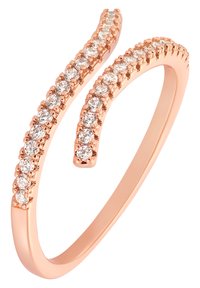 Anello in oro rosa con un design ondulato, caratterizzato da una fila di piccoli cristalli trasparenti lungo la parte superiore e una fascia liscia e lucida.