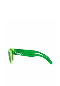 Occhiali da sole verdi trasparenti con aste verdi solide, con il nome del marchio "Oakley" stampato in bianco sui lati.