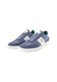 Modré tenisky s bílými akcenty, texturovaná tkanina, ploché tkaničky a polstrovaný límec. Obsahují logo na boku a odolnou podrážku.