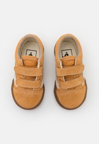 Zapatos de ante naranja para niños pequeños con acentos beige, correas dobles de gancho y bucle, punta redondeada y suela de goma.