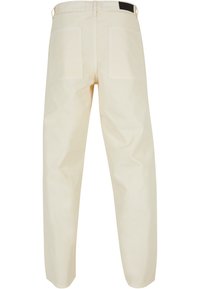 Beige, strukturált nadrágok laza szabással, két hátsó zsebbel és sima derékkal. Pamut anyag, sima textúrával.