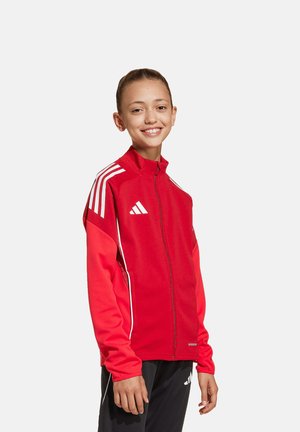 Rote Reißverschlussjacke mit weißen Akzenten, drei Streifen auf den Schultern und einer glatten Textur. Markenlogo auf der Brust und an den Bündchen.