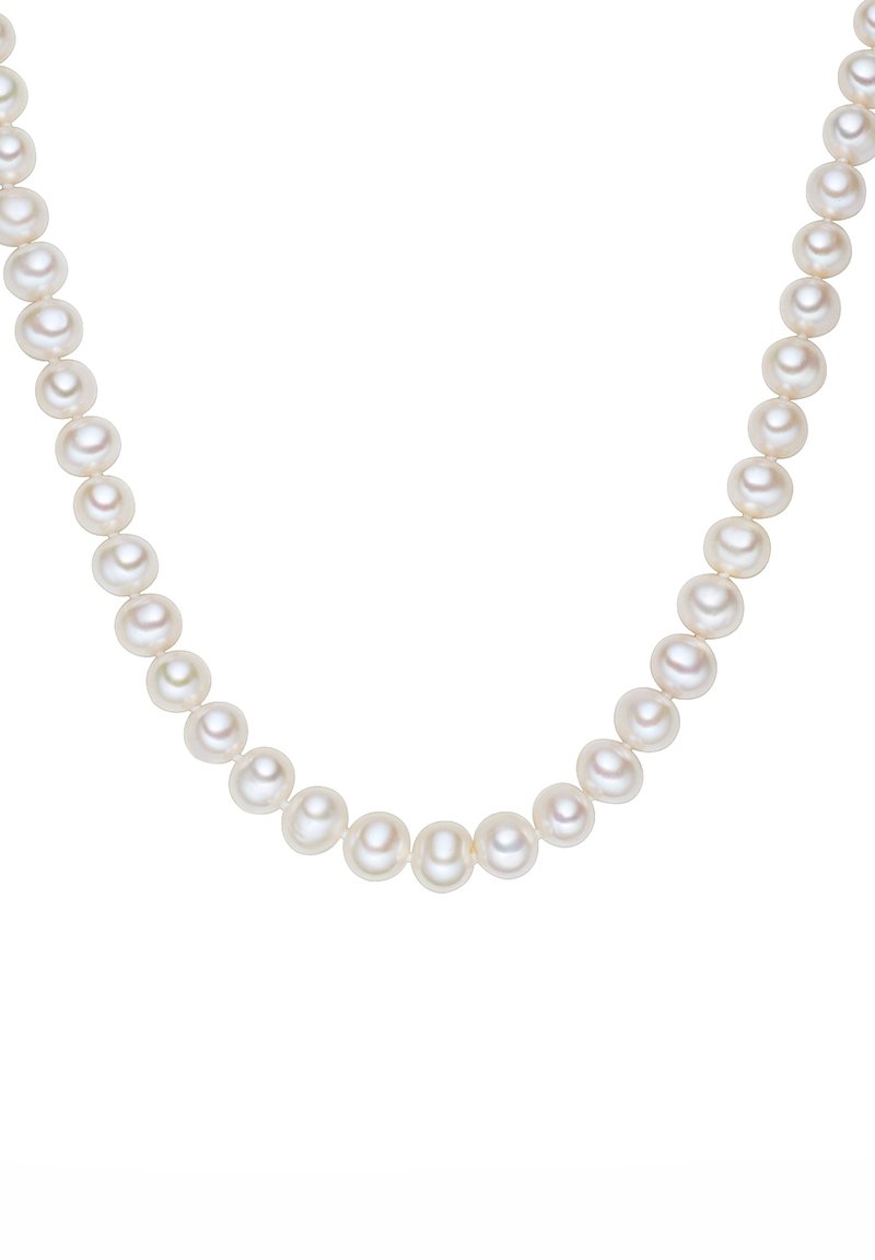 Ring valgetestide ümmargustest valgetest pärlitest, millel on sile pind, ühtlaselt jaotatud, näidates peent sära ja pehmet läiget valge tausta vastu.