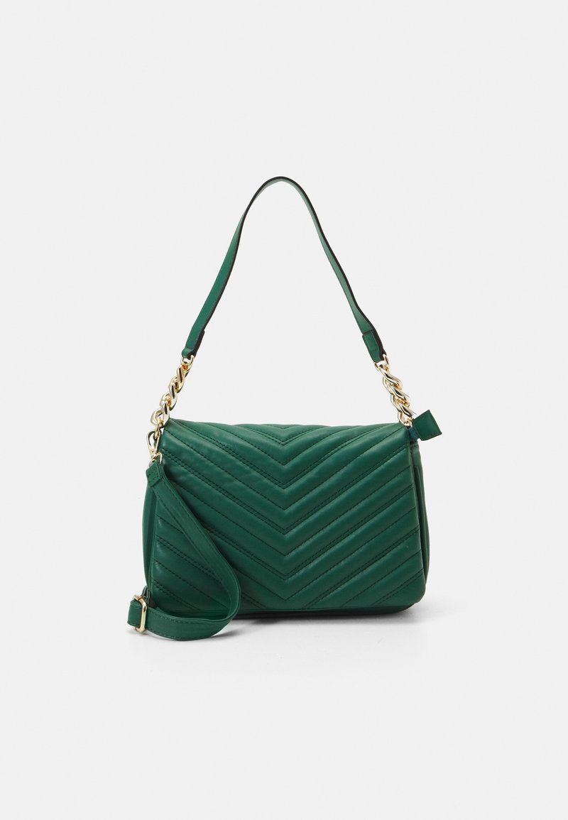 Sac à main matelassé vert avec motif chevron, accents en chaîne dorée et deux bretelles ajustables sur fond blanc.