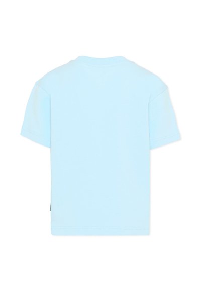 T-shirt bleu clair uni à manches courtes présenté de dos, avec un col rond et une petite étiquette noire sur la couture latérale gauche.