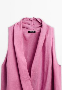 Beżowa, lniana bluzka bez rękawów z drapowanym dekoltem, z metką "Massimo Dutti". Tekstura materiału miękka i lekka w wyglądzie.