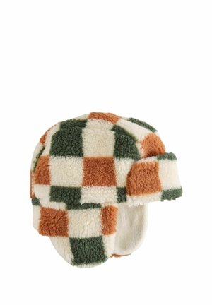 Fleece jachthoed met oorkleppen in een groen, oranje en wit geruit patroon op een witte achtergrond.