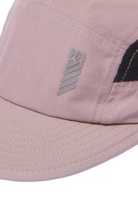 Gorra de color rosa claro hecha de tela, con una visera curvada, acentos negros en contraste y un logotipo gris impreso en un lado. Detalles de costura visibles.