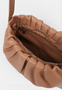 Borsa a mano in pelle marrone con un design arricciato, tasca con zip e texture liscia. Interno foderato con tessuto coordinato.