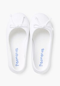 Ballet flats bianchi in tela con punta arrotondata, caratterizzati da un piccolo fiocco e con la scritta "Pisamonas" in blu sulla soletta.
