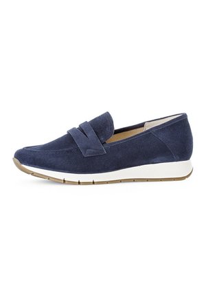 Mocassins en daim bleu marine avec un détail de bande à l'avant et une semelle en caoutchouc blanche, présentant une texture lisse et un design épuré.