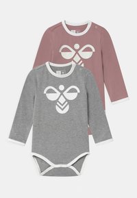 Du bei ilgarankoviai bodysuit'ai: vienas rožinio atspalvio su balta grafika, kitas pilkas su panašia grafika. Abu turi baltus apvadus ir užsegimus.