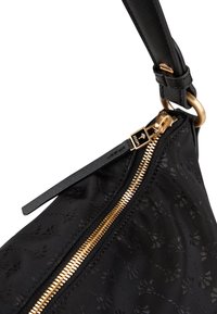 Borsa nera con motivo floreale, chiusura a zip, hardware dorato e tessuto testurizzato. Presenta una tracolla rimovibile e una finitura lucida.